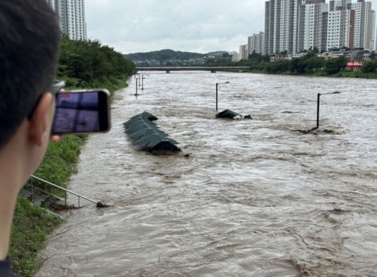 서울을 비롯한 수도권에 호우주의보가 내린 지난 13일 경기 고양시 덕양구 창릉천 일대가 잠겨있다./사진=뉴시스.