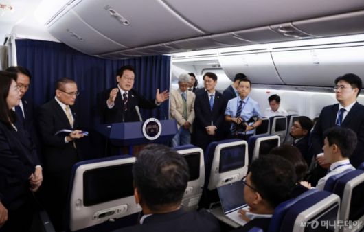 [워싱턴=뉴시스] 고범준 기자 = 이재명 대통령이 24일(현지 시간) 한일정상회담을 마치고 일본 도쿄에서 미국 워싱턴DC로 향하는 공군1호기에서 기내 기자간담회를 하고 있다. 2025.08.25. bjko@newsis.com /사진=