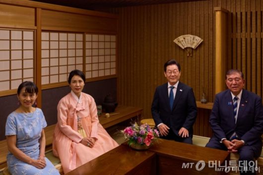 [도쿄=뉴시스] 고범준 기자 = 이재명 대통령과 김혜경 여사가 이시바 시게루 일본 총리, 부인 이시바 요시코 여사와 23일(현지 시간) 일본 도쿄 총리 관저에서 한일 정상 내외 친교행사 기념촬영을 하고 있다. (공동취재) 2025.08.24. bjko@newsis.com /사진=최동준