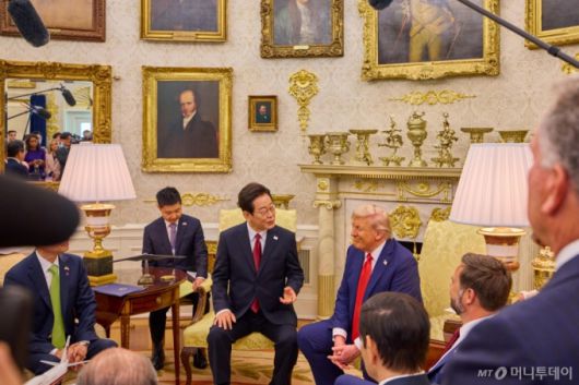 [워싱턴=뉴시스] 고범준 기자 = 이재명 대통령이 25일(현지 시간) 미국 워싱턴DC 백악관에서 도널드 트럼프 미국 대통령과 한미 정상회담을 하고 있다. (공동취재) 2025.08.26. bjko@newsis.com /사진=