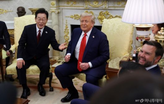 이재명 대통령(왼쪽)과 도널드 트럼프 미국 대통령(가운데)이 25일(현지시간) 미국 워싱턴DC 백악관에서 한미 정상회담을 하고 있다. 화기애애한 분위기 속에 JD 밴스 미국 부통령(오른쪽)이 활짝 웃고 있다. /워싱턴DC=뉴시스