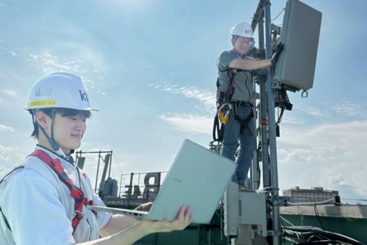 KT 직원들이 AI-RAN 기술 검증을 진행하는 모습. /사진=KT