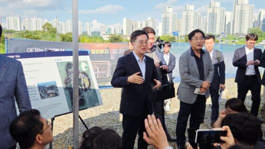 김동연 지사가26일  옥정신도시 혁신형 공공의료원 건설부지에서 조성 계획을 설명하고 있다./사진=노진균기자