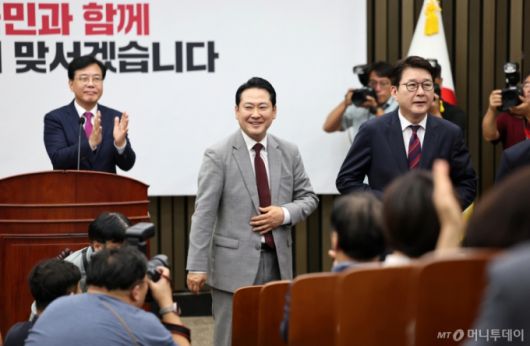 (서울=뉴스1) 이승배 기자 = 장동혁 국민의힘 대표가 27일 오후 서울 여의도 국회에서 열린 의원총회에서 인사하고 있다. 2025.8.27/뉴스1  Copyright (C) 뉴스1. All rights reserved. 무단 전재 및 재배포,  AI학습 이용 금지. /사진=(서울=뉴스1) 이승배 기자