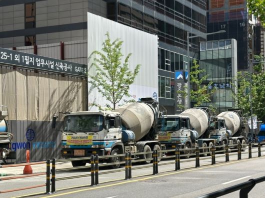 레미콘을 실어나르는 믹서트럭./사진제공=시멘트업계