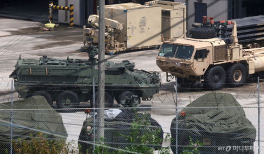 [동두천=뉴시스] 김선웅 기자 = 한미 연합 군사연습 '을지 자유의 방패(UFS·을지프리덤실드)' 기간인 19일 경기 동두천시 소재 주한 미군기지에서 미군 장병들이 분주히 움직이고 있다. 2025.08.19.