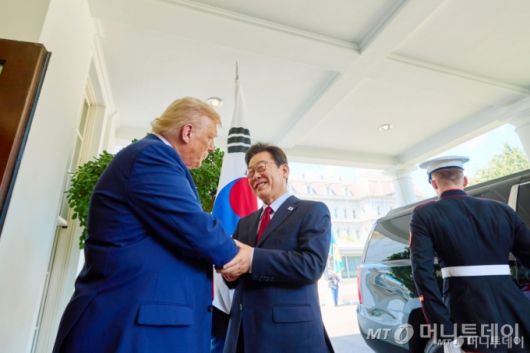 [워싱턴=뉴시스] 고범준 기자 = 이재명 대통령과 도널드 트럼프 미국 대통령이 25일(현지 시간) 미국 워싱턴DC 백악관에서 한미 정상회담에 앞서 인사를 나누고 있다. (공동취재) 2025.08.26. bjko@newsis.com /사진=