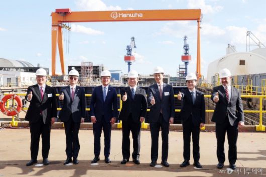 [필라델피아=뉴시스] 고범준 기자 = 이재명 대통령이 26일(현지 시간) 필라델피아 한화 필리조선소를 방문해 현장 시찰을 마친 뒤 참석자들과 기념촬영을 하고있다.  왼쪽부터 데이비드 김 한화필리조선소 대표, 조현 외교부 장관, 조시 샤피로 펜실베이니아 주지사, 이 대통령, 김동관 한화그룹 부회장, 김정관 산업통상자원부장관, 토드 영 상원의원. 2025.08.27. bjko@newsis.com /사진=고범준