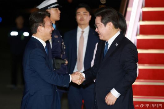[성남=뉴시스] 고범준 기자 = 일본·미국 순방 일정을 마치고 귀국한 이재명 대통령이 28일 경기 성남 서울공항에서 김민석 국무총리와 악수하고 있다. 2025.08.28. bjko@newsis.com /사진=고범준