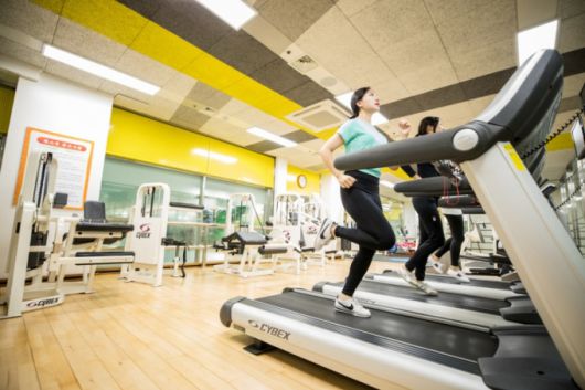 학교 내 헬스장을 이용 중인 학생들 모습./사진제공=경인여