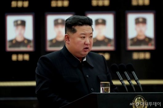 [서울=뉴시스] 북한 조선중앙TV가 김정은 북한 국무위원장이 러시아에 파병된 군인들에 대한 국가표창 수여식에 참석 영상을 22일 공개했다. 수여식에는 공훈을 세운 지휘관, 전투원들과 전사자 유가족들이 참석했다.  (사진=조선중앙TV 캡쳐) 2025.08.22. photo@newsis.com *재판매 및 DB 금지 *재판매 및 DB 금지 /사진=