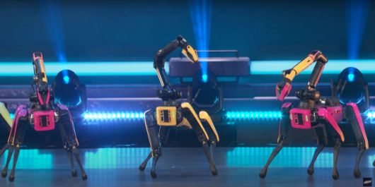 지난 26일(현지시간) 미국 TV쇼 ‘아메리카 갓 탤런트’ 생방송 무대에서 보스턴다이나믹스 스팟이 안무를 선보이고 있다. /사진=America’s Got Talent 유튜브 채널 캡처