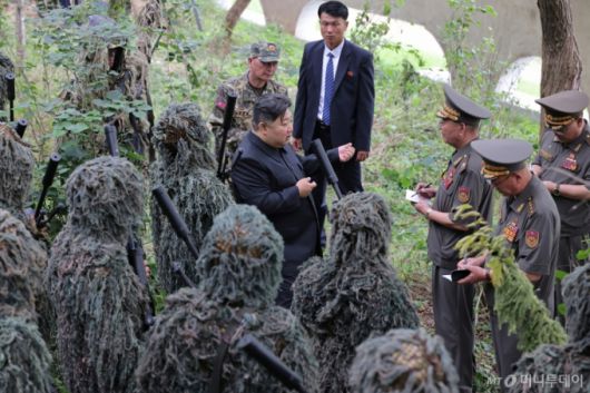 북한 노동당 기관지 노동신문은 28일 "경애하는 김정은동지께서 8월 27일 조선인민군 총참모부직속 특수작전 훈련기지를 방문하시고 저격수 구분대와 특수작전 구분대 훈련실태를 료해(파악)했다"고 보도했다. / 사진=뉴스1(노동신문)