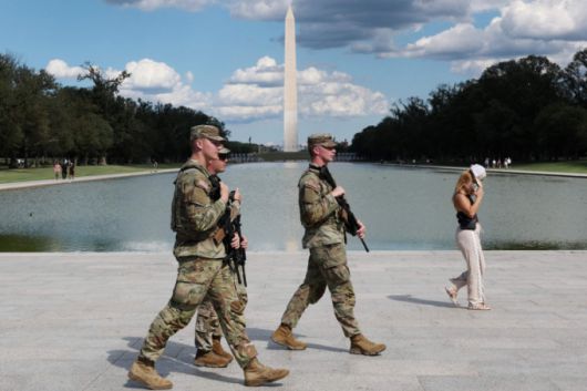 도널드 트럼프 미국 대통령의 명령에 따라 치안 작전을 위해 투입된 주 방위군 대원들이 26일(현지시간) 총기를 휴대하고 워싱턴DC의 내셔널 몰을 순찰하고 있다. 2025.08.26.   /AFPBBNews=뉴스1