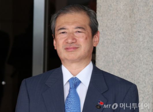 미바에 다이스케 주한일본대사관 총괄공사(왼쪽)가 지난달 23일 오전 경기도 성남 서울공항에서 일본·미국 방문을 위해 출국하는 이재명 대통령의 출국길을 배웅하는 모습. / 사진=뉴스1