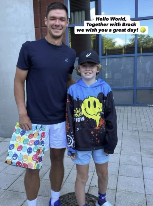 상황을 뒤늦게 확인한 마이흐르작은 자신의 SNS에서 "모자가 그 소년에게 전달되지 않은 사실을 몰랐다. 소년을 찾을 수 있도록 도와달라"고 했다./사진=X(옛 트위터)