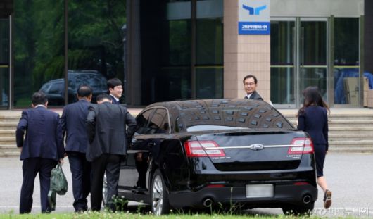 채 해병 수사 방해 의혹 사건을 수사하는 이명현 특별검사 등이 경기도 정부과천청사 내 고위공직자범죄수사처에 방문한 모습/사진=뉴스1