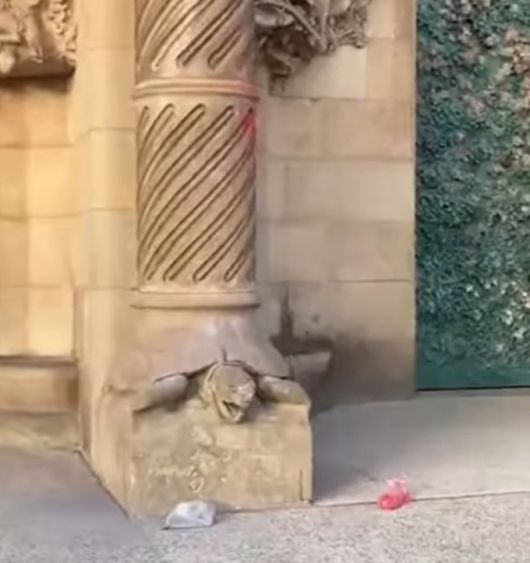 스페인 바르셀로나의 대표적인 관광 명소인 가우디 성당에서 빨간색 페인트가 뿌려졌다./사진=인스타그램