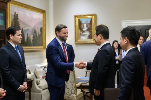 이재명 대통령이 지난 8월25일 미국 백악관에서 JD밴스 미국 부통령과 악수를 하고 있다. /사진제공=미국 백악관