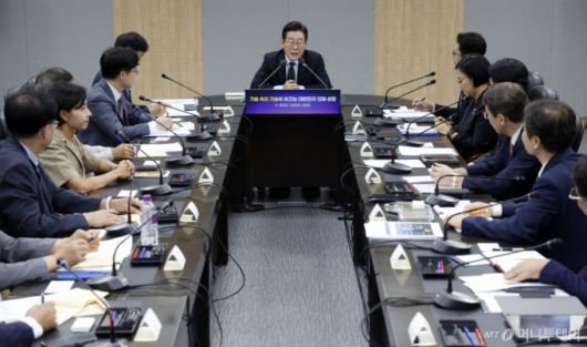 [안산=뉴시스] 최동준 기자 = 이재명 대통령이 3일 경기 안산시 새솔다이아몬드공업에서 열린 K-제조업 기업현장 간담회에서 발언하고 있다. 2025.09.03. photocdj@newsis.com /사진=최동준