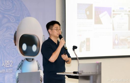 허상우 네이버 AI 리스크 매니지먼트 센터 PL이 3일 서울 관악구 미림마이스터고등학교에서 머니투데이와 한국지능정보사회진흥원 공동주최로 열린 'U클린 토크콘서트 2025'에서 강연하고 있다. /사진=이기범 기자 leekb@