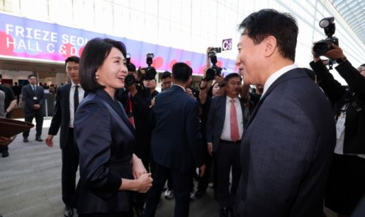 이재명 대통령의 부인 김혜경 여사와 오세훈 서울시장이 3일 서울 강남구 코엑스에서 열린 '프리즈 서울 2025' VIP 프리뷰 데이에서 인사를 하고 있다. /사진 = 뉴스1