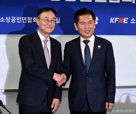 [서울=뉴시스] 국회사진기자단 = 정청래 더불어민주당 대표(오른쪽)와 송치영 소상공인연합회장이 3일 서울 여의도 소상공인연합회에서 열린 정책간담회에 앞서 기념촬영을 하고 있다. 2025.09.03. photo@newsis.com /사진=고승민