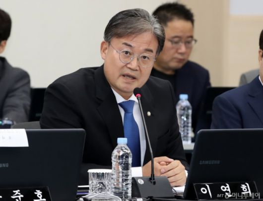 (부산=뉴스1) 윤일지 기자 = 이연희 더불어민주당 의원이 14일 오전 부산 연제구 부산시청에서 열린 국회 국토교통위원회의 부산시에 대한 국정감사에서 질의하고 있다. 2024.10.14/뉴스1  Copyright (C) 뉴스1. All rights reserved. 무단 전재 및 재배포,  AI학습 이용 금지. /사진=(부산=뉴스1) 윤일지 기자