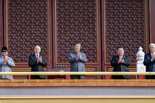 시진핑 중국 국가주석(가운데)이 3일(현지시간) 베이징 톈안먼 성루(망루)에서 김정은 북한 노동당 총비서 겸 국무위원장(오른쪽 두번째), 블라디미르 푸틴 러시아 대통령(왼쪽 두번째) 천안문 광장에서 열린 '중국 인민 항일 전쟁 및 세계 반파시스트 전쟁 승리(전승절)' 80주년 기념 열병식을 보고 있다. /신화=뉴시스