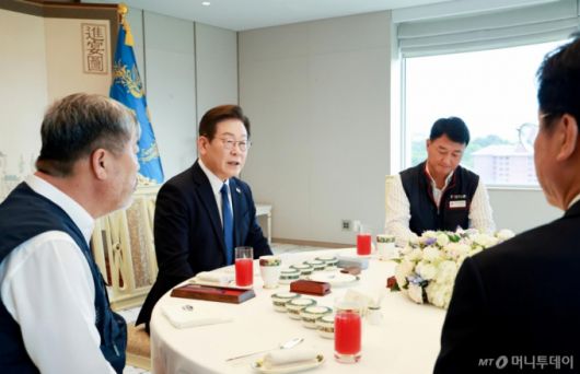 [서울=뉴시스] 최동준 기자 = 이재명 대통령이 4일 서울 용산 대통령실 청사에서 열린 양대 노총 위원장과 오찬 간담회에서 발언하고 있다. (대통령실통신사진기자단) 2025.09.04. photocdj@newsis.com /사진=