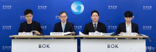 4일 오전 서울 중구 한국은행에서 2025년 7월 국제수지(잠정) 기자설명회가 열리고 있다. 왼쪽부터 김태호 국제수지팀 과장, 송재창 금융통계부장, 박성곤 국제수지팀장, 김준영 국제수지팀 과장./사진제공=한국은행