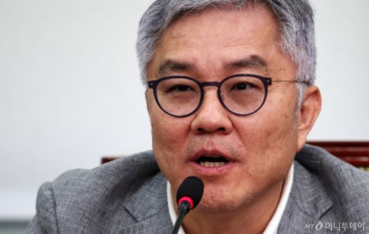 [서울=뉴시스] 김명년 기자 = 최광욱 더불어민주당 교육연수원장이 22일 오전 서울 여의도 국회에서 열린 최고위원회의에서 발언하고 있다. 2025.08.22. kmn@newsis.com /사진=김명년