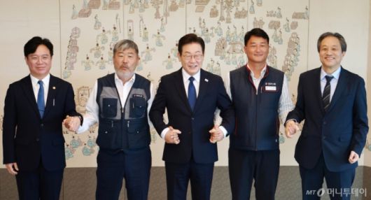 [서울=뉴시스] 최동준 기자 = 이재명 대통령이 4일 서울 용산 대통령실 청사에서 열린 양대 노총 위원장과 오찬 간담회에서 양경수(왼쪽 네번째) 민주노총 위원장, 김동명(왼쪽 두번째) 한국노총 위원장과 기념촬영을 하고 있다.  왼쪽부터 김영훈 고용노동부 장관, 김 위원장, 이 대통령, 양 위원장, 문진영 사회수석. (대통령실통신사진기자단) 2025.09.04. photocdj@newsis.com /사진=