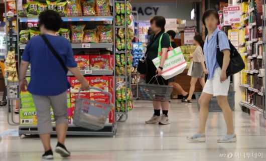 [서울=뉴시스] 김선웅 기자 = 폭염과 집중호우 등 이상기후로 인한 고물가에 식료품·음료 등 먹거리 소비가 9년 만에 최저 수준으로 줄었다. 통계청 국가통계포털에 따르면 올해 2분기 식료품·비주류음료 명목 소비지출은 월평균 42만 2,727원으로 전년보다 1.8% 증가했으나 물가 상승분을 제외한 실질 소비지출은 34만1102원으로 지난해보다 1.0% 줄었다.   이는 먹거리 지출액은 늘었지만 실제 소비 규모는 감소했다는 뜻으로 2026년 2분기 이후 9년 만에 가장 작은 규모다. 1일 서울 소재 유통매장에서 고객들이 쇼핑을 하고 있다. 2025.09.01.  /사진=김선웅