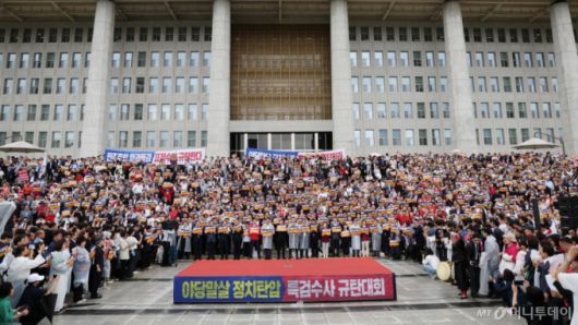 [서울=뉴시스] 김명년 기자 = 4일 오전 서울 여의도 국회 본청 앞 계단에서 열린 '국민의힘 야당말살 정치탄압 특검수사 규탄대회'에서 장동혁 대표 등 참석자들이 구호를 외치고 있다. 2025.09.04. kmn@newsis.com /사진=김명년