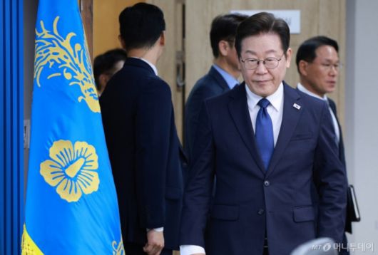 [서울=뉴시스] 고범준 기자 = 이재명 대통령이 4일 서울 용산 대통령실 청사에서 열린 제9차 수석·보좌관 회의에 입장하고 있다. 2025.09.04. bjko@newsis.com /사진=고범준