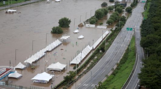 서울에 호우경보가 내려진 지난달 13일 서울 중랑천에 홍수주의보가 발령돼 장안교 인근 동부간선도로 진입이 통제되고 있다./사진=뉴시스.