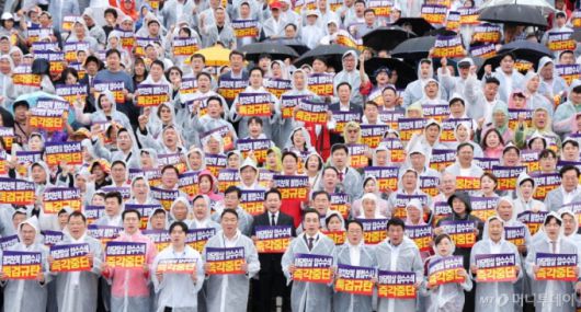 (서울=뉴스1) 신웅수 기자 = 장동혁 대표를 비롯한 국민의힘 의원들과 당원들이 4일 오전 서울 여의도 국회 본청 계단에서 열린 야당말살 정치탄압 특검수사 규탄대회에서 구호를 외치고 있다. 2025.9.4/뉴스1  Copyright (C) 뉴스1. All rights reserved. 무단 전재 및 재배포,  AI학습 이용 금지. /사진=(서울=뉴스1) 신웅수 기자