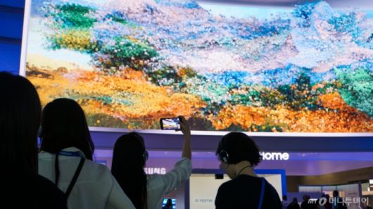 삼성전자가 독일 베를린 메세베를린에 마련한 'IFA 2025' 전시관 입구에서 디지털 아티스트 '마오틱(Maotik)'과 협업한 미디어 아트를 선보였다./베를린(독일)=최지은 기자