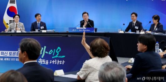 [인천=뉴시스] 최동준 기자 = 이재명 대통령이 5일 인천 송도 컨벤시아에서 열린 바이오 혁신 토론회에서 참석자 발언을 듣고 있다. (대통령실통신사진기자단) 2025.09.05. photocdj@newsis.com /사진=