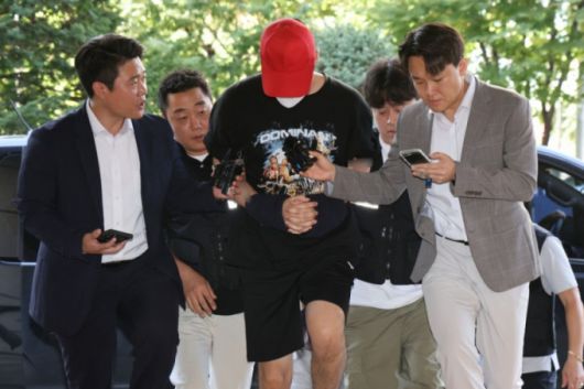 초등학생들을 유괴하려 한 혐의로 긴급체포된 20대 남성 3명 중 A씨가 지난 5일 오전 서울 마포구 서울서부지방법원에서 열린 구속 전 피의자심문(영장실질심사)에 출석하고 있다. /사진=뉴스1.