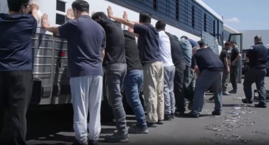 미 이민세관단속국(ICE) 요원들이 한국인 직원들을 체포하는 모습. /사진=ICE 홈페이지 갈무리