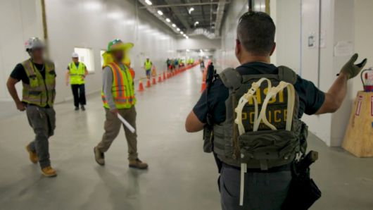 미 이민세관단속국(ICE) 요원들이 한국인 직원들을 체포하는 모습. /사진=ICE 홈페이지 갈무리