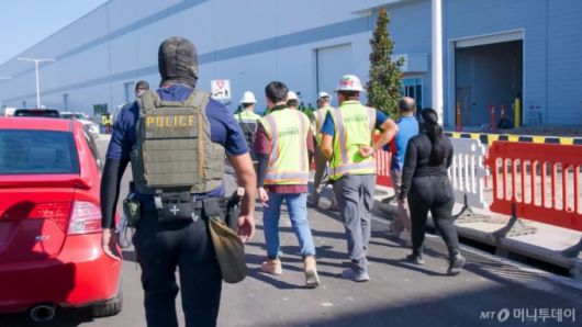 미국 이민세관단속국(ICE) 홈페이지를 통해 지난 4일(현지시간) 조지아주 현대차그룹-LG에너지솔루션의 합작 배터리 공장 건설현장에서 벌인 불법체류·고용 단속 현장 영상을 홈페이지를 통해 공개했다. / 사진=이민세관단속국(ICE)