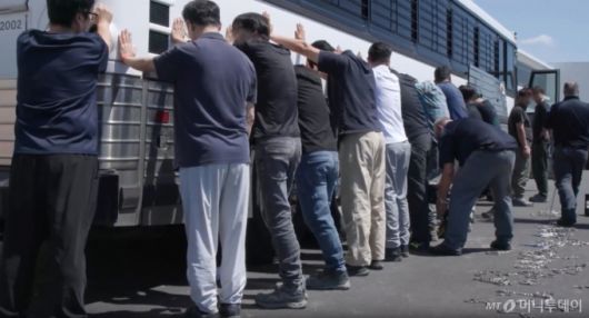 (서울=뉴스1) = 미국 이민세관단속국 ICE(U.S. Immigration and Customs Enforcement)가 조지아주 내 현대자동차그룹과 LG에너지솔루션 합작 배터리 공장 건설 현장의 한국인 직원 300여 명을 기습 단속·구금하는 영상을 공개했다. (ICE 홈페이지. 재판매 및 DB금지) 2025.9.6/뉴스1  Copyright (C) 뉴스1. All rights reserved. 무단 전재 및 재배포,  AI학습 이용 금지. /사진=(서울=뉴스1)