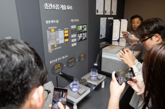 현대건설의 H 사일런트 홈과 기존 완충재와의 진동 비교 사진./사진제공=현대건설