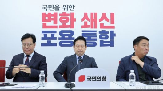 (서울=뉴스1) 신웅수 기자 = 장동혁 국민의힘 대표가 7일 오후 서울 여의도 국회에서 가진 '미국 조지아 한국인 무더기 구금' 관련 외교현안 관련 긴급회의에서 생각에 잠겨 있다.   왼쪽부터 송언석 원내대표, 장 대표, 정희용 사무총장. 2025.9.7/뉴스1  Copyright (C) 뉴스1. All rights reserved. 무단 전재 및 재배포,  AI학습 이용 금지. /사진=(서울=뉴스1) 신웅수 기자