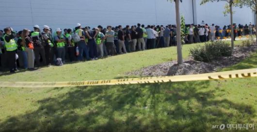 [서울=뉴시스] = 미국 이민 단속 당국이 홈페이지를 통해 지난 4일(현지시간) 조지아주 현대차그룹-LG에너지솔루션의 합작 배터리 공장 건설현장에서 벌인 불법체류·고용 단속 현장 영상을 홈페이지를 통해 공개했다. (사진= ICE 홈페이지 영상 캡쳐) 2025.09.06. photo@newsis.com *재판매 및 DB 금지 /사진=