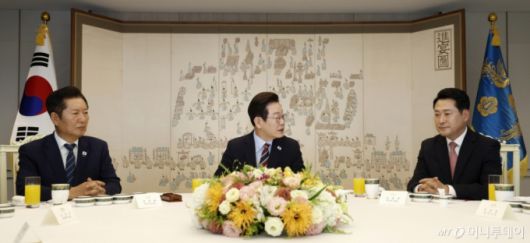 [서울=뉴시스] 최동준 기자 = 이재명 대통령이 8일 서울 용산 대통령실 청사에서 열린 여야 지도부 오찬 회동에서 발언하고 있다. 왼쪽부터 정청래 더불어민주당 대표, 이 대통령, 장동혁 국민의힘 대표. 2025.09.08. photocdj@newsis.com /사진=최동준