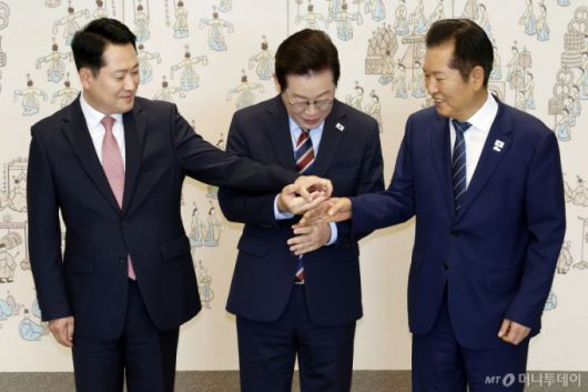 [서울=뉴시스] 최동준 기자 = 이재명 대통령이 8일 서울 용산 대통령실 청사에서 열린 여야 지도부 오찬 회동에서 정청래 더불어민주당 대표, 장동혁 국민의힘 대표와 기념촬영을 하기 위해 손을 맞잡고 있다. 2025.09.08. photocdj@newsis.com /사진=최동준